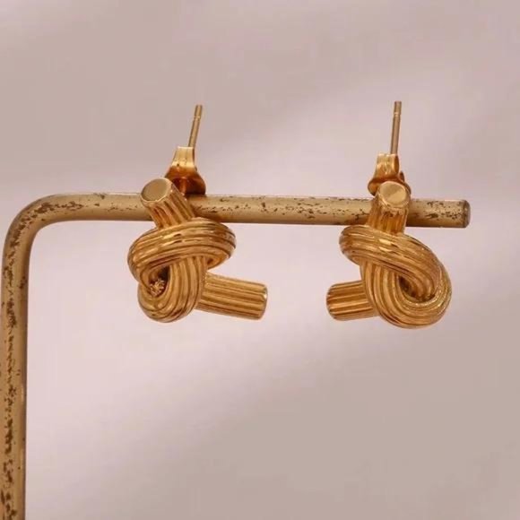 New 18K Gold Twisted Knot Stud Earring, NICE EARRINGS, CUTE EARRINGS - Picture 2 of 5